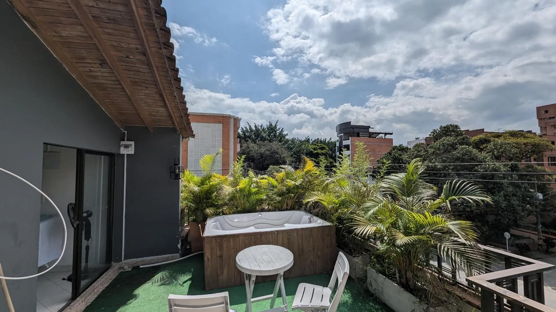 Amplio Apto Con Jacuzzy Terraza 2B 4Hab Laureles Medellin